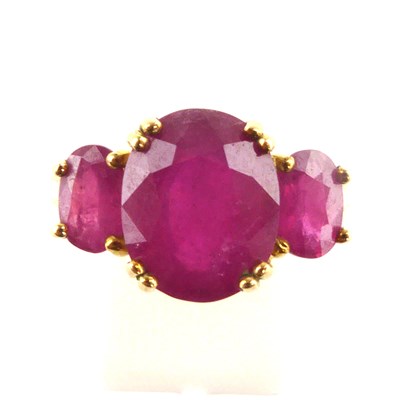 Lot 962 - A 9ct gold ruby ring, the principal cushion...