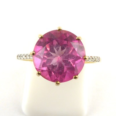 Lot 928 - A 9ct gold dress ring with large cut claw set...
