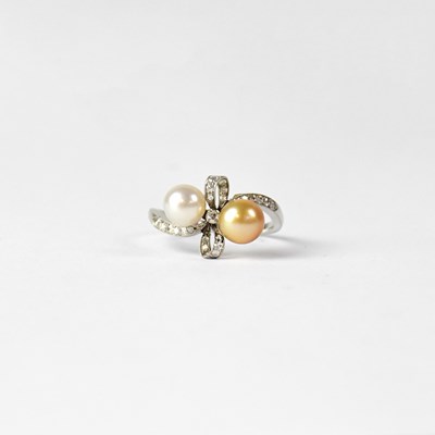 Lot 1015 - A white metal ring set with a white and...