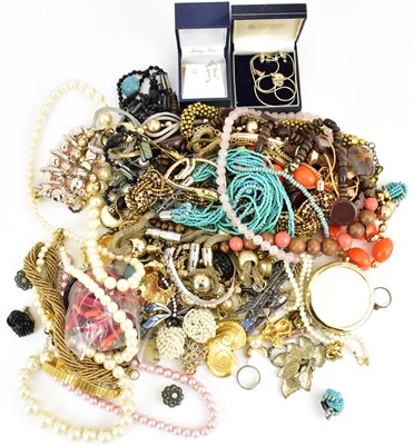 Lot 1258 - Various items of mixed costume jewellery to...
