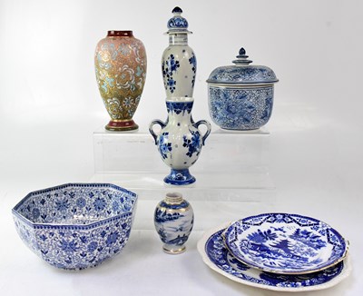 Lot 232 - A small quantity of ceramics to include modern...