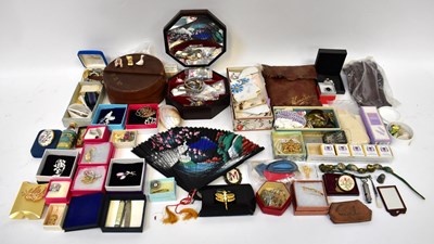 Lot 1276 - A quantity of costume jewellery to include...