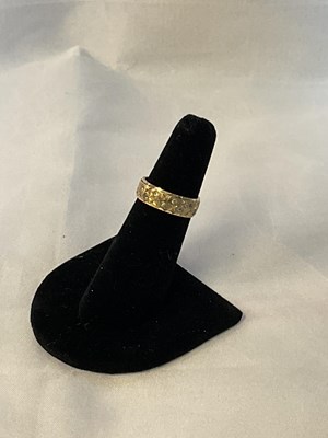 Lot 404 - A 9ct yellow gold ring with star cut...