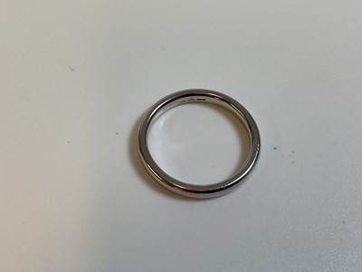 Lot 390 - A platinum wedding band, size M, approx. 4.6g.