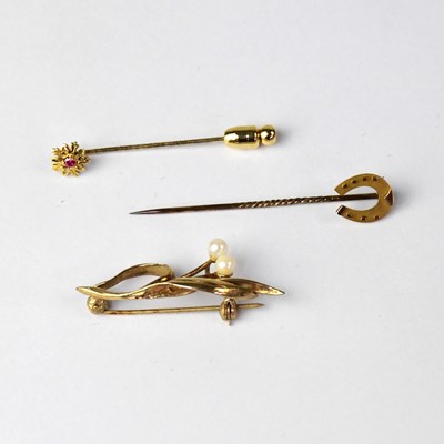 Lot 856 - A 9ct yellow gold horseshoe stick pin, a...