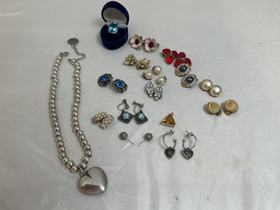 Lot 415 - A small group of costume jewellery including a...