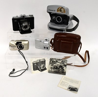 Lot 451 - A small collection of cameras comprised of an...