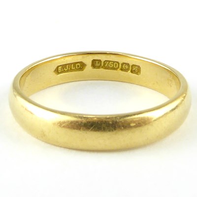 Lot 806 - An 18ct gold wedding band, size O, approx. 3.8g.