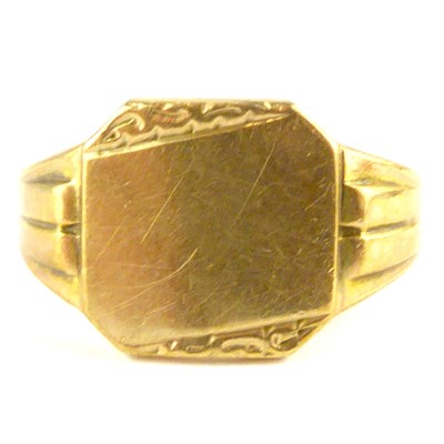 Lot 789 - A 9ct gold vintage signet ring, size O, approx....