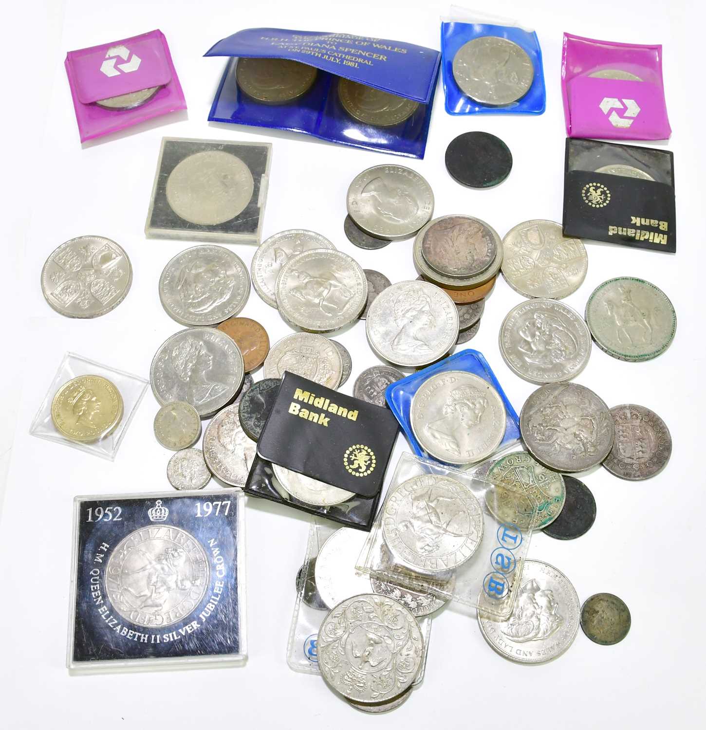 Lot 1477 - A small quantity of assorted coins to include...