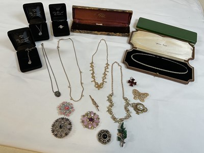 Lot 413 - A small group of costume jewellery, including...