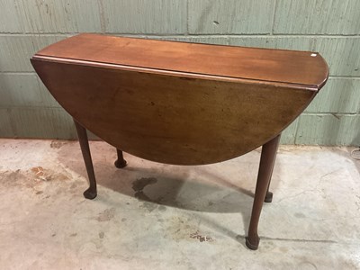 Lot 632 - An 18th century mahogany drop-leaf dining...