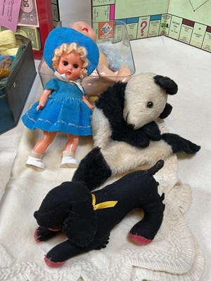 Lot 51 - A group of assorted collectors' items to...