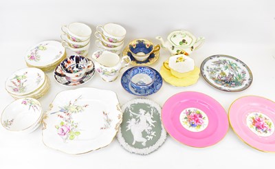 Lot 264 - Mixed porcelain, china and pottery crockery,...