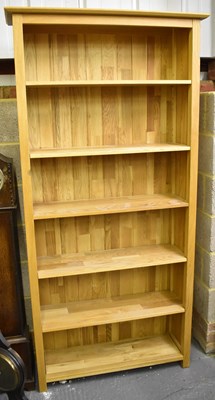 Lot 33 - A modern oak freestanding bookcase with...