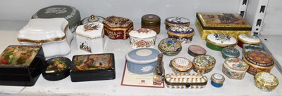 Lot 220 - A quantity of assorted boxes including...