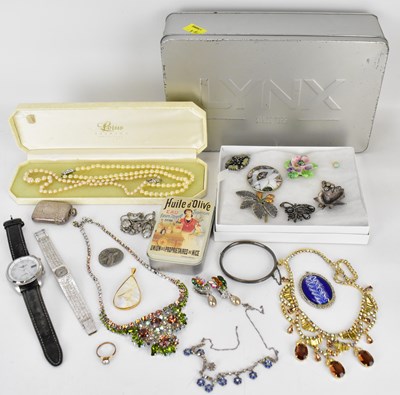 Lot 928 - Various items of costume jewellery, a...