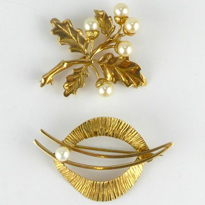 Lot 861 - Two 9ct gold brooches, one contemporary with...