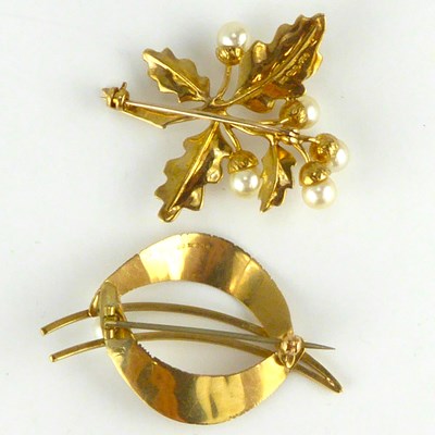 Lot 861 - Two 9ct gold brooches, one contemporary with...