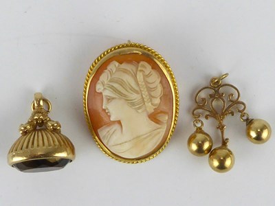 Lot 911 - Three items of 9ct gold jewellery comprising a...