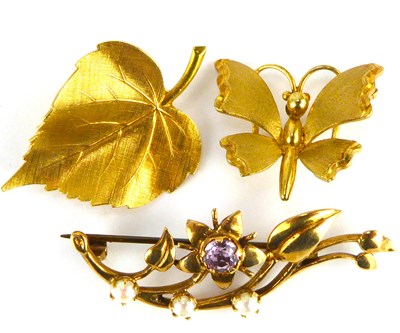 Lot 860 - Three 9ct gold brooches comprising an oak leaf...