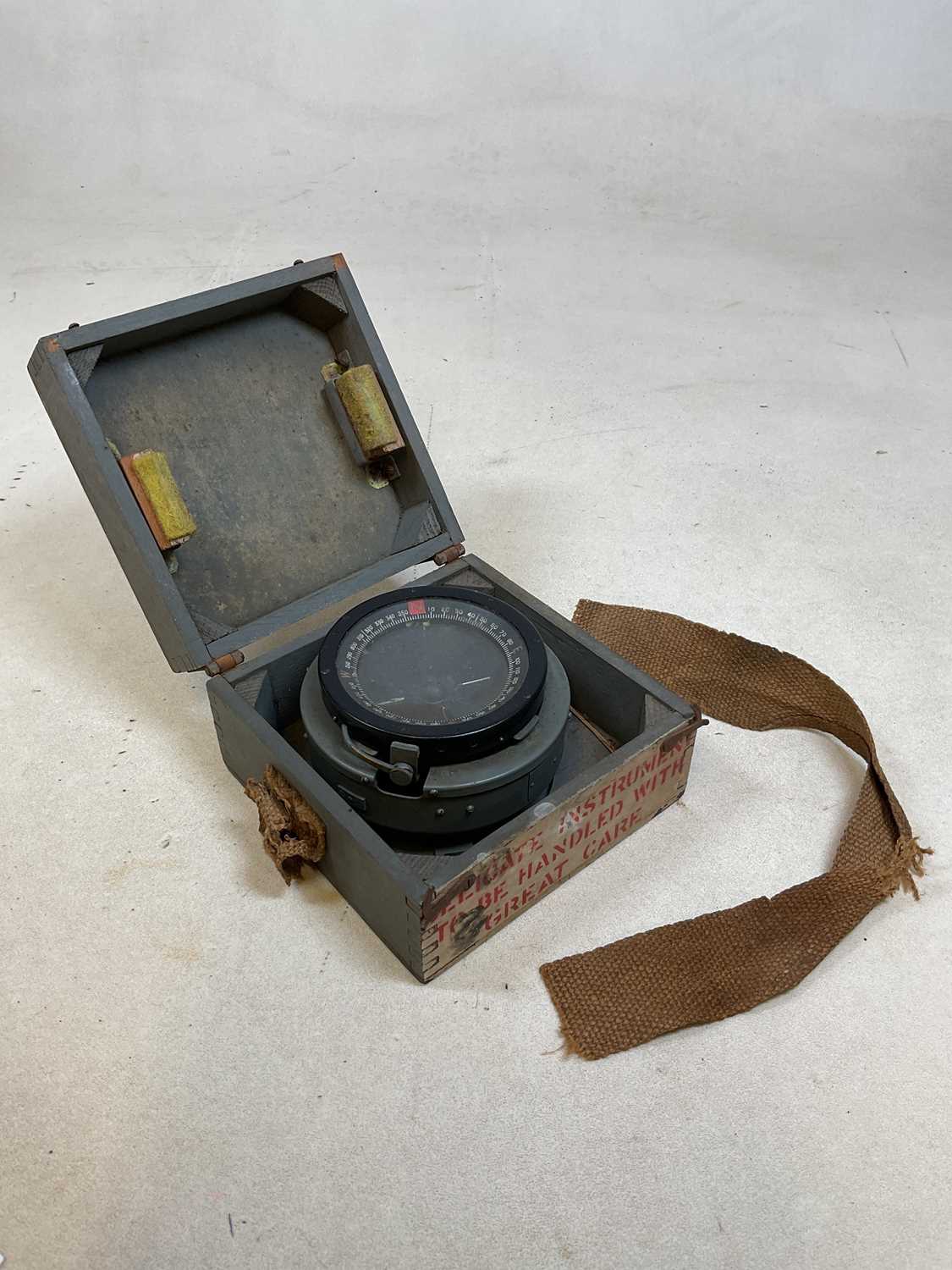 Lot 122 - A WWll RAF aircraft compass GA/1672.