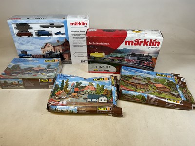 Lot 75 - MARKLIN; a boxed HO29220 set, a further...