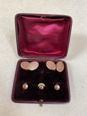 Lot 408 - A leather cased gentleman's cufflink and shirt...
