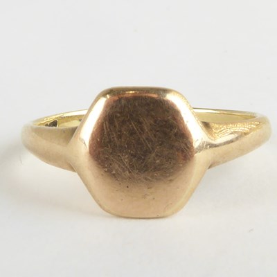 Lot 832 - A 9ct gold signet ring with blank table, size...