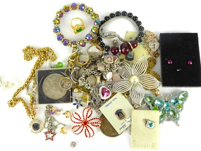 Lot 929 - Various items of mixed costume jewellery to...