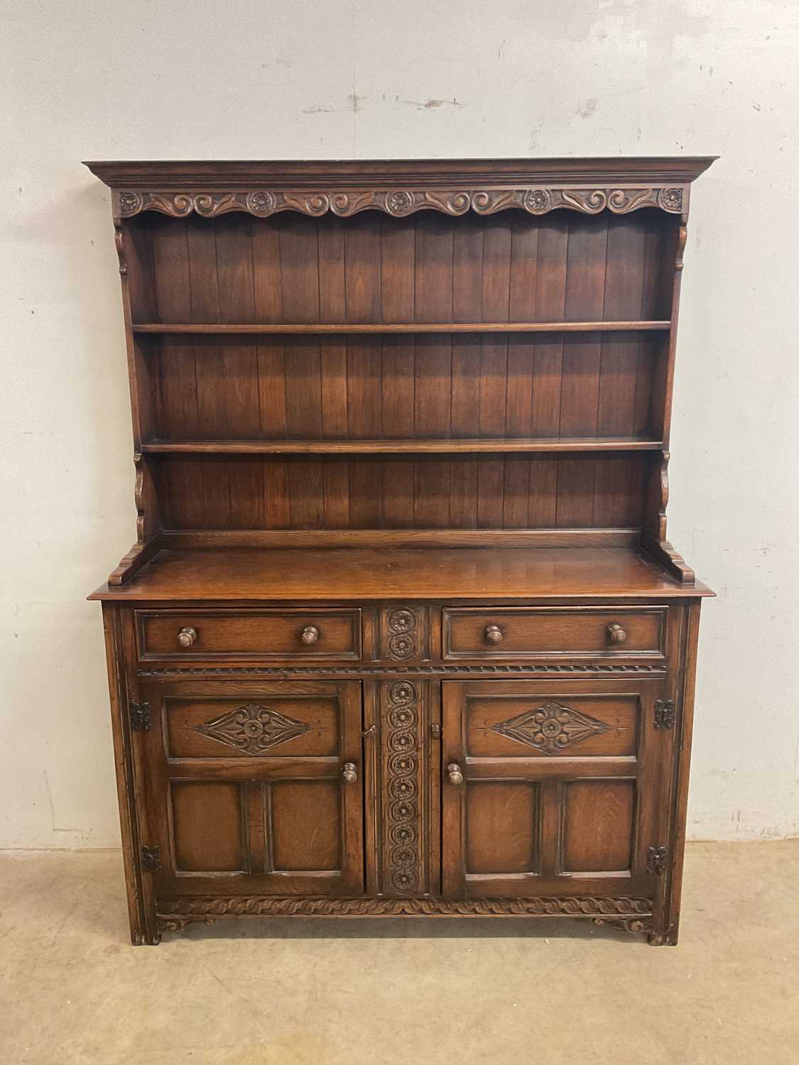 Lot 559 - A reproduction oak dresser with boarded