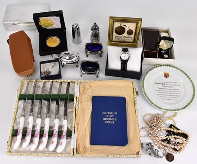 Lot 173 - Mixed collectibles to include a vintage...