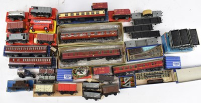 Lot 296 - A quantity of Hornby Dublo and other model...