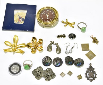 Lot 373 - A small group of costume jewellery including a...