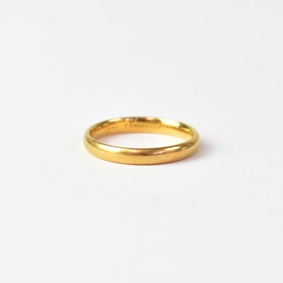 Lot 811 - A 22ct gold wedding band, size J, approx. 2.57g.