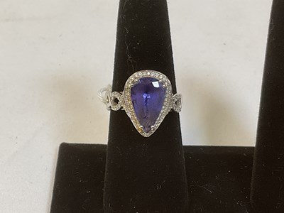 Lot 387 - LORIQUE; an 18ct white gold dress ring, size O,...