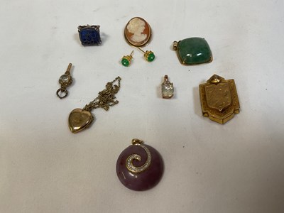 Lot 396 - A small group of jewellery including a 9ct...