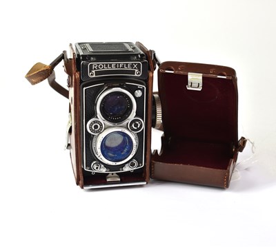 Lot 462 - ROLLEIFLEX; a 3.5 E2 medium format film camera,...