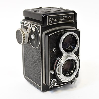 Lot 461 - ROLLEICORD; a Va medium format film camera,...