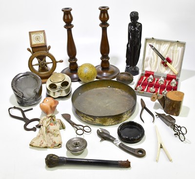 Lot 2074 - A quantity of collectors' items to include two...