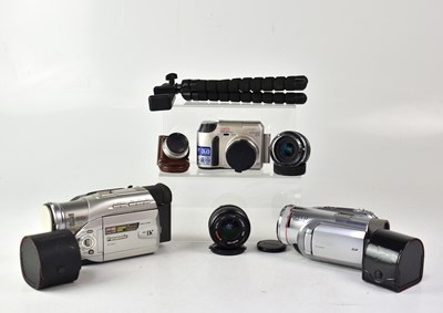 Lot 445 - A collection of cameras and accessories to...