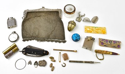 Lot 2063 - A small of quantity of collectors' items to...