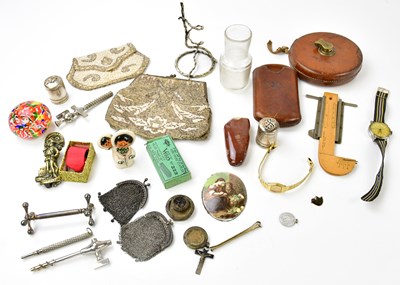 Lot 2064 - A small quantity of collectors' items to...
