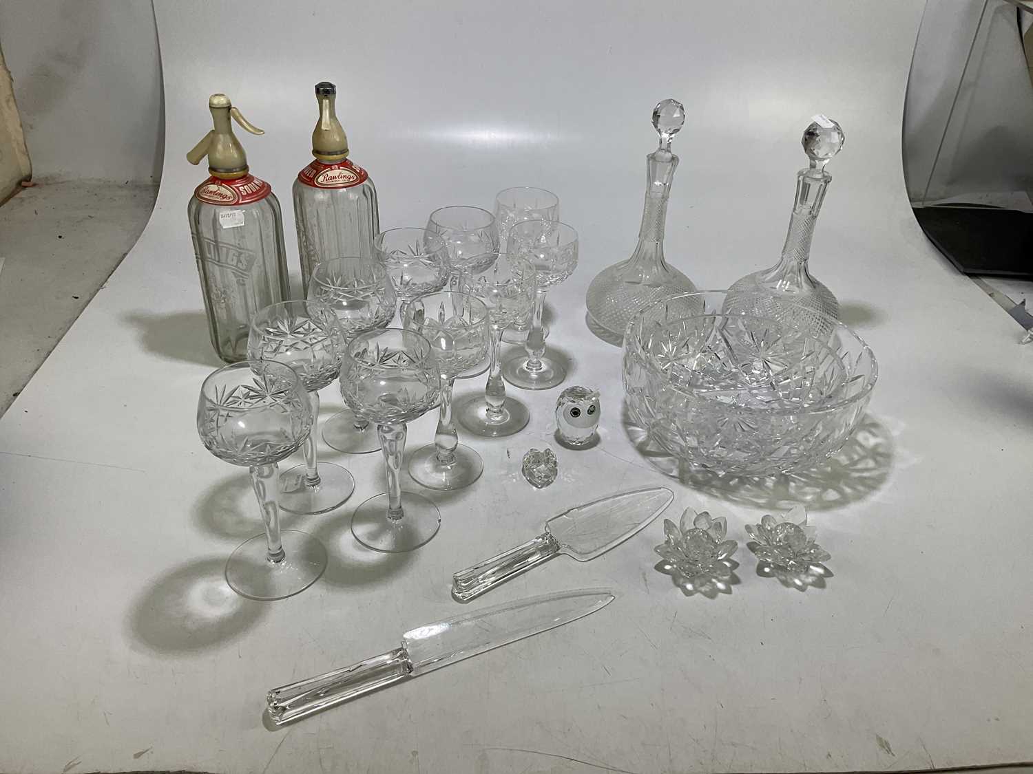 Lot 1797 - A small group of glassware including a pair of...