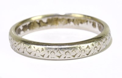 Lot 115 - A platinum engraved wedding band, size M,...