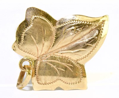 Lot 278 - A 9ct yellow gold leaf pendant, approx. 3.4g.