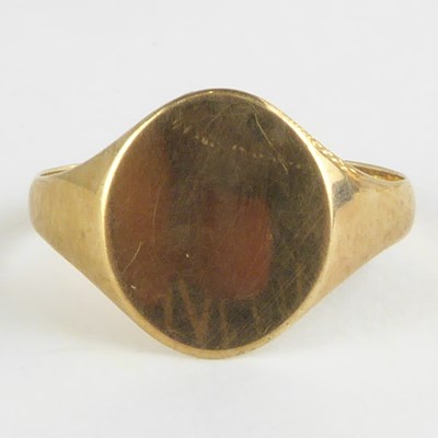 Lot 833 - A 9ct gold signet ring with blank table, size...