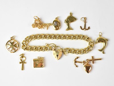 Lot 842 - A 9ct yellow gold chain bracelet with...