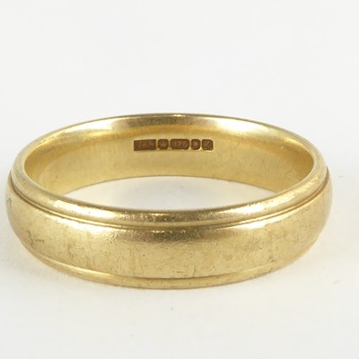 Lot 799 - A 9ct gold wedding band with recessed outer...