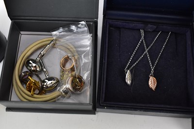 Lot 937 - Various items of costume jewellery to include...